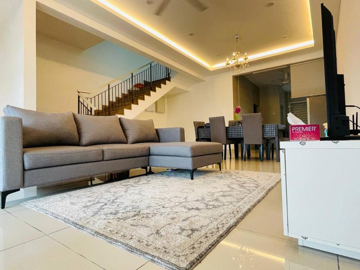Holiday home 3br Near Setia Alam