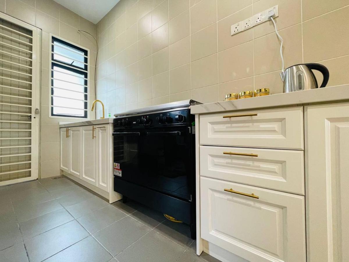 Holiday home 3br Near Setia Alam